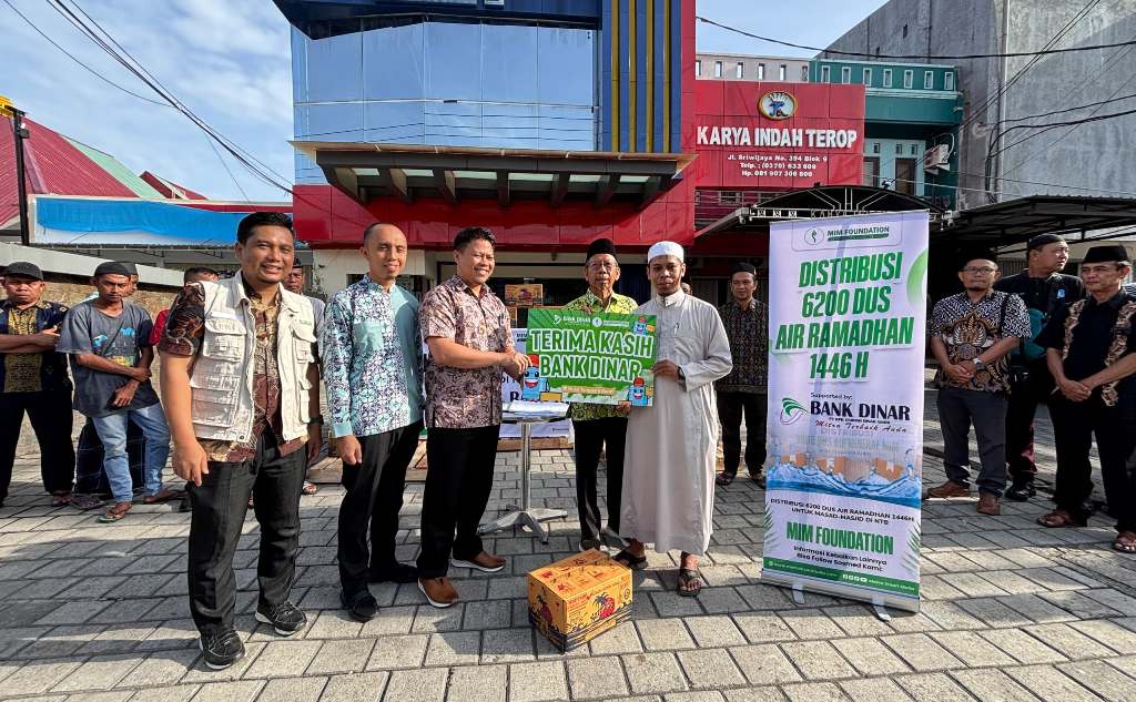 SIMBOLIS: Direktur Utama Bank Dinar Mustaen menyerahkan bantuan air mineral ke sejumlah masjid di NTB, Jumat (21/2).