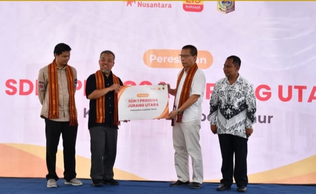 MULAI BEKERJA: Wakil Bupati Lombok Timur H Edwin Hadi Wijaya menerima sumbangan secara simbolis, pembangunan kelas SDN 1 Pringgajurang, Sabtu (22/2).