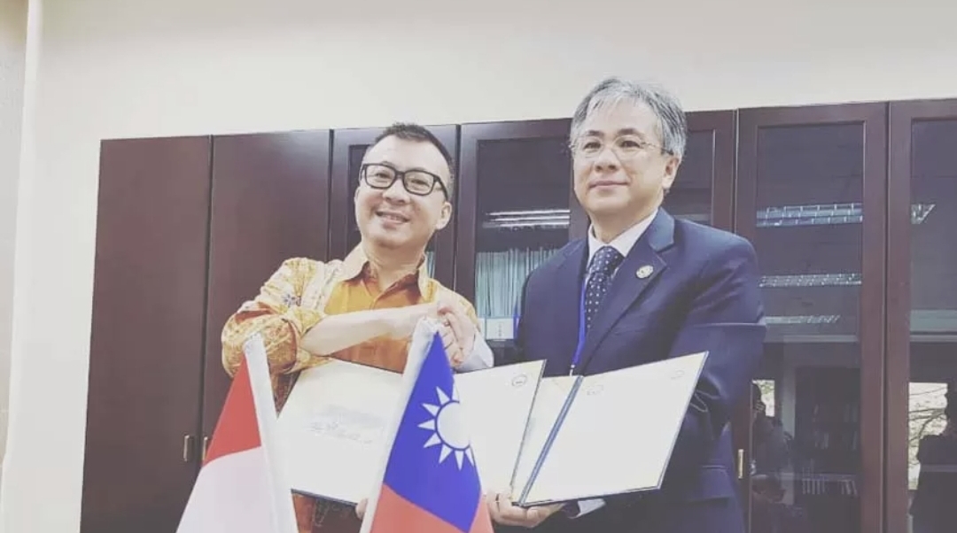 Direktur INTACT Surabaya Andre So saat usai menandatangani MoU dengan salah satu rektor perguruan tinggi di Taiwan