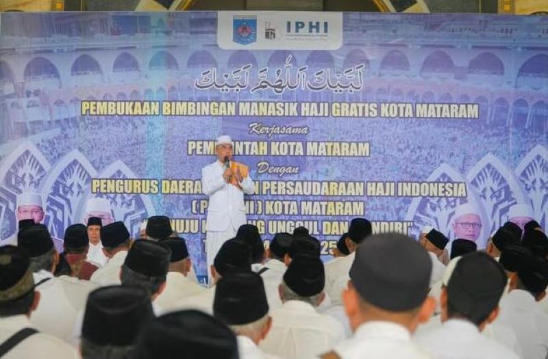 SAMBUTAN: Wakil Wali Kota Mataram TGH Mujiburrahman saat memberikan sambutan pada Manasik Haji akhir pekan lalu.