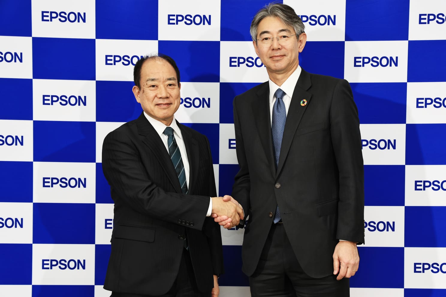 Yasunori Ogawa (kiri), Chairman dan Director, Seiko Epson Corporation dan Junkichi Yoshida (kanan), President and Representative Director, Chief Executive Officer, Seiko Epson Corporation.