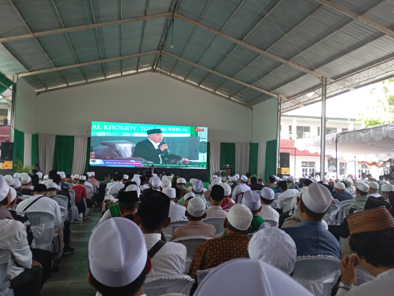 SAMPAIKAN TAUSYIAH: Tokoh Muslim Indonesia Prof Dr KH Asep Saifuddin Chalim, M.A (depan) memberikan tausyiah pada puncak Haul Akbar ke-32 Muassis Ponpes Al-Ishlahuddiny Kediri, Sabtu (22/2) lalu.