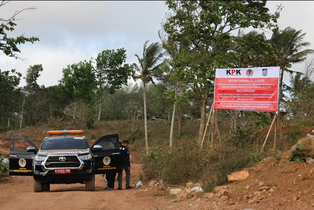 MASIH DIUSUT: Sejumlah tim Gakkum dari Kementerian Lingkungan Hidup turun mengecek lapangan di kawasan tambang di Sekotong, Lombok Barat, beberapa waktu lalu.