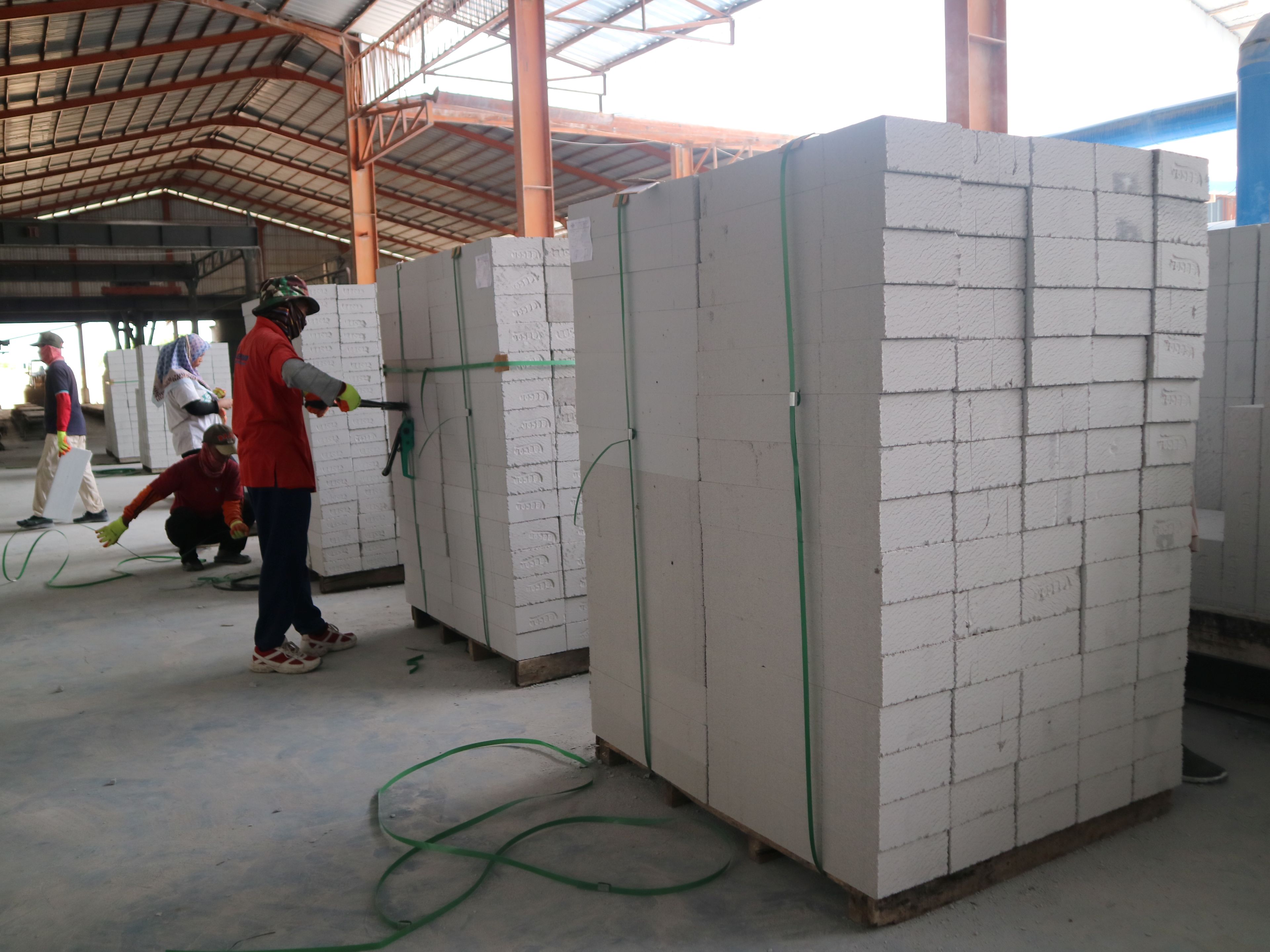 Para tenaga kerja lokal dilibatkan dalam proses pengemasan hasil produksi bata ringan Leecon di pabrik Desa Batu Nyala, Kecamatan Praya Tengah, Loteng, Senin (24/2).