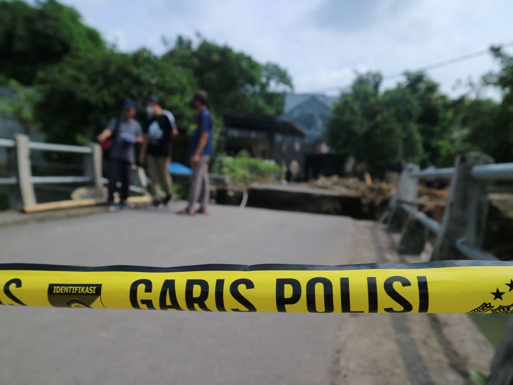 BELUM ADA SOLUSI: Garis polisi terpasang disisi jembatan Desa Mujur, Kecamatan Praya Timur, Loteng yang putus, pada Sabtu (22/2) lalu.