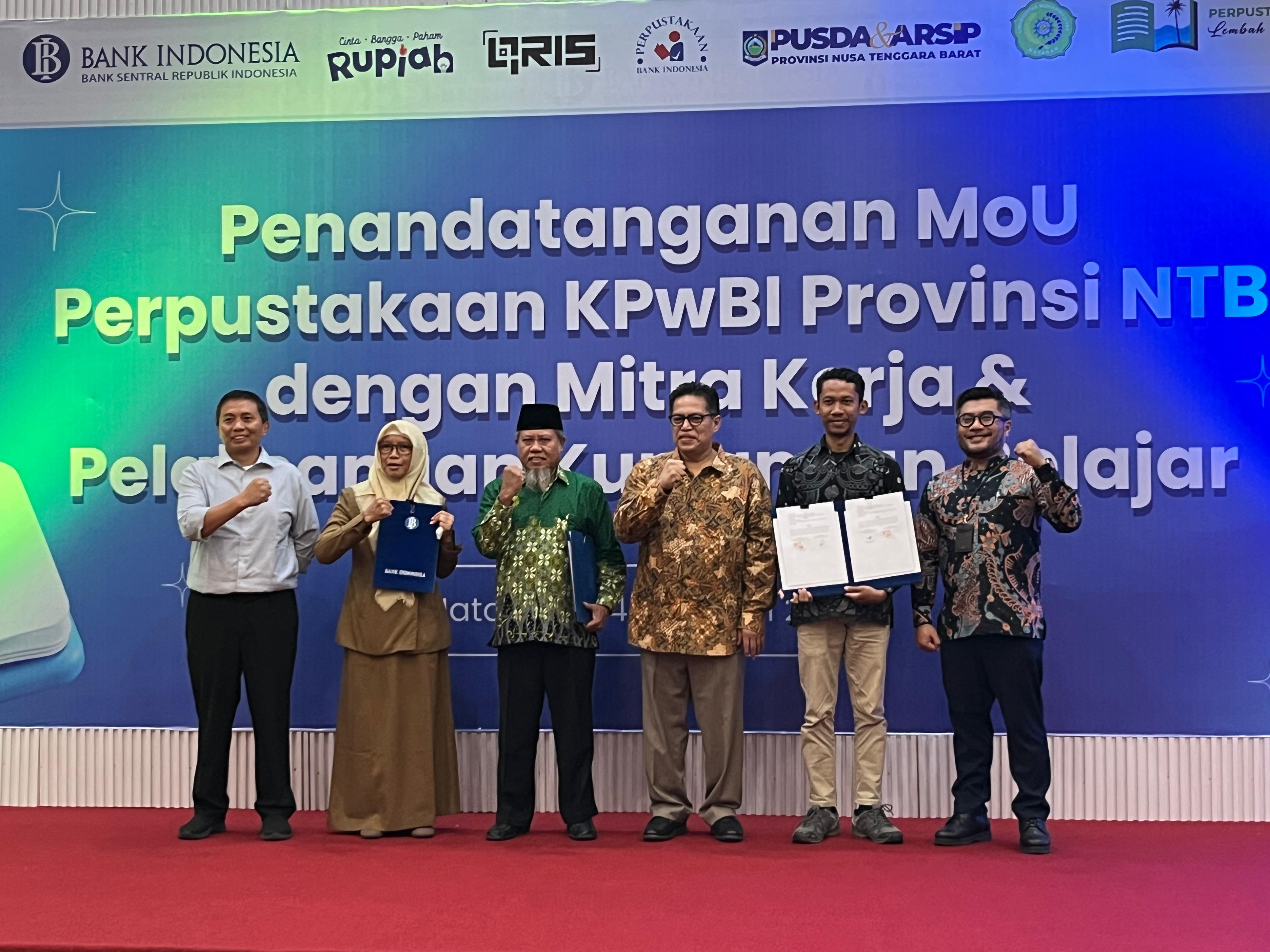 JALIN KERJA SAMA: Kepala KPwBI NTB Berry Arifsyah Harahap (tiga kanan) berfoto bersama mitra kerja Perpustakaan KPwBI NTB usai penandatanganan MoU, di gedung Serba Guna Kantor BI NTB, Senin.