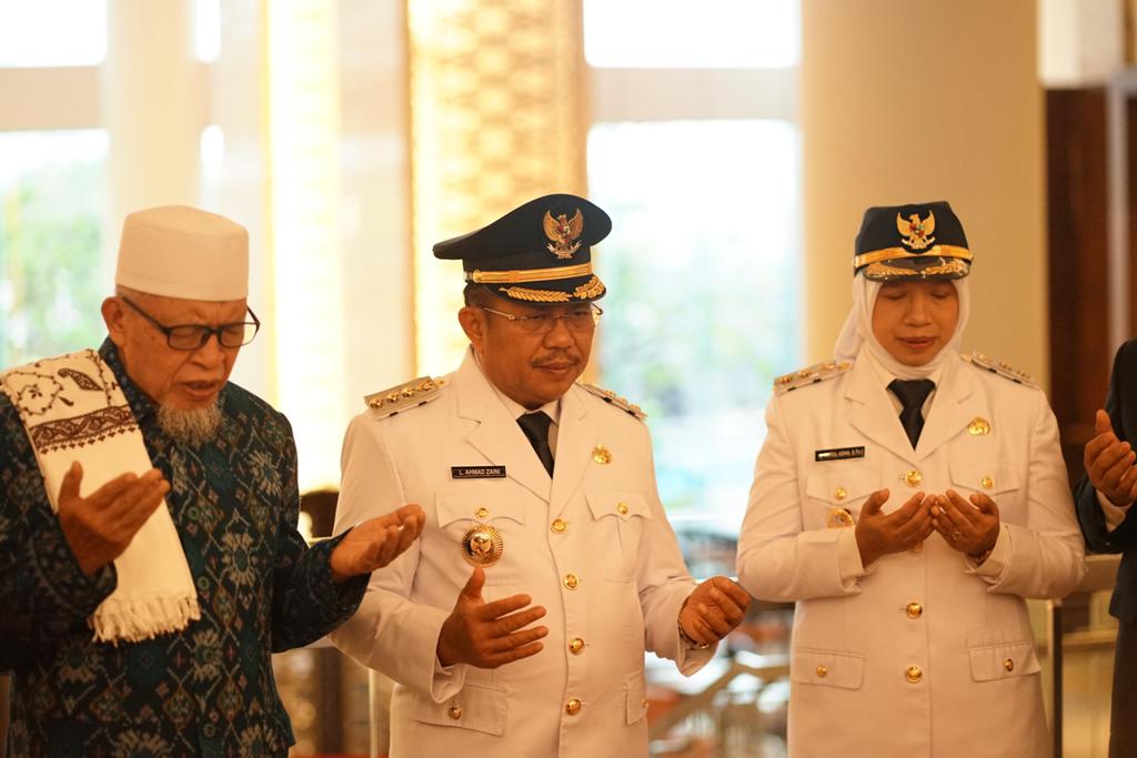 SIAP BEKERJA: Pasangan Lalu Ahmad Zaini dan Nurul Adha saat mengikuti pelantikan kepala daerah, beberapa waktu lalu.