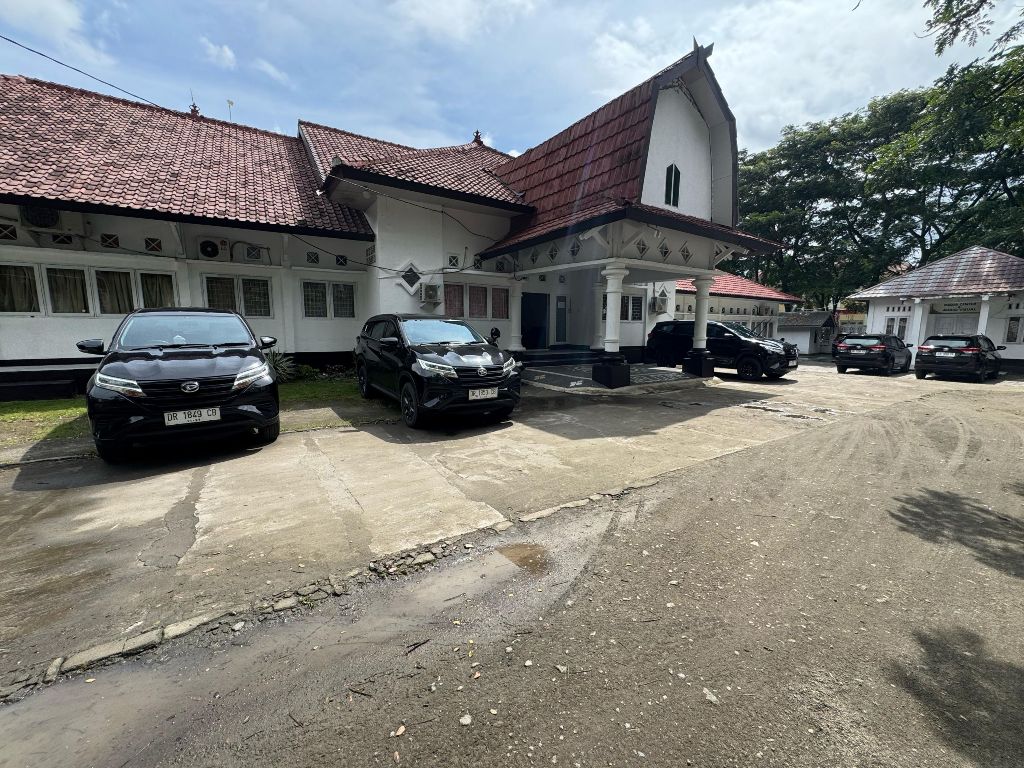 EFISIENSI ANGGARAN: Inilah mobil dinas di KPU Loteng yang ditarik oleh vendor, di Praya, Loteng, Senin (24/2).