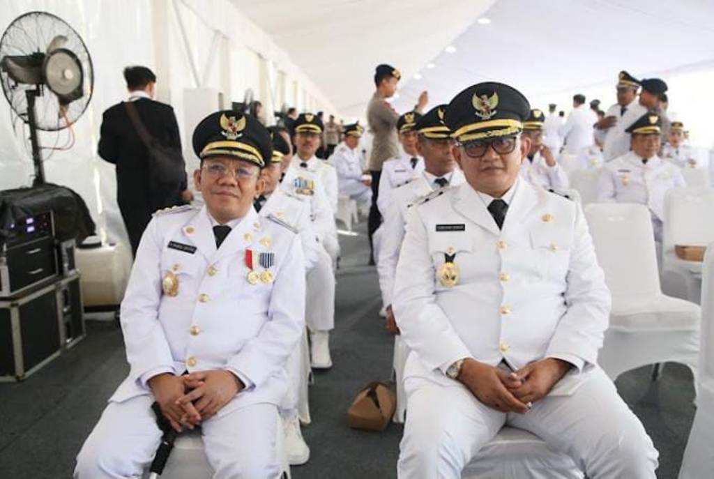 ISTIRAHAT: Bupati dan Wakil Bupati KLU Najmul Akhyar dan Kusmalahadi saat pelantikan 20 Februari lalu.
