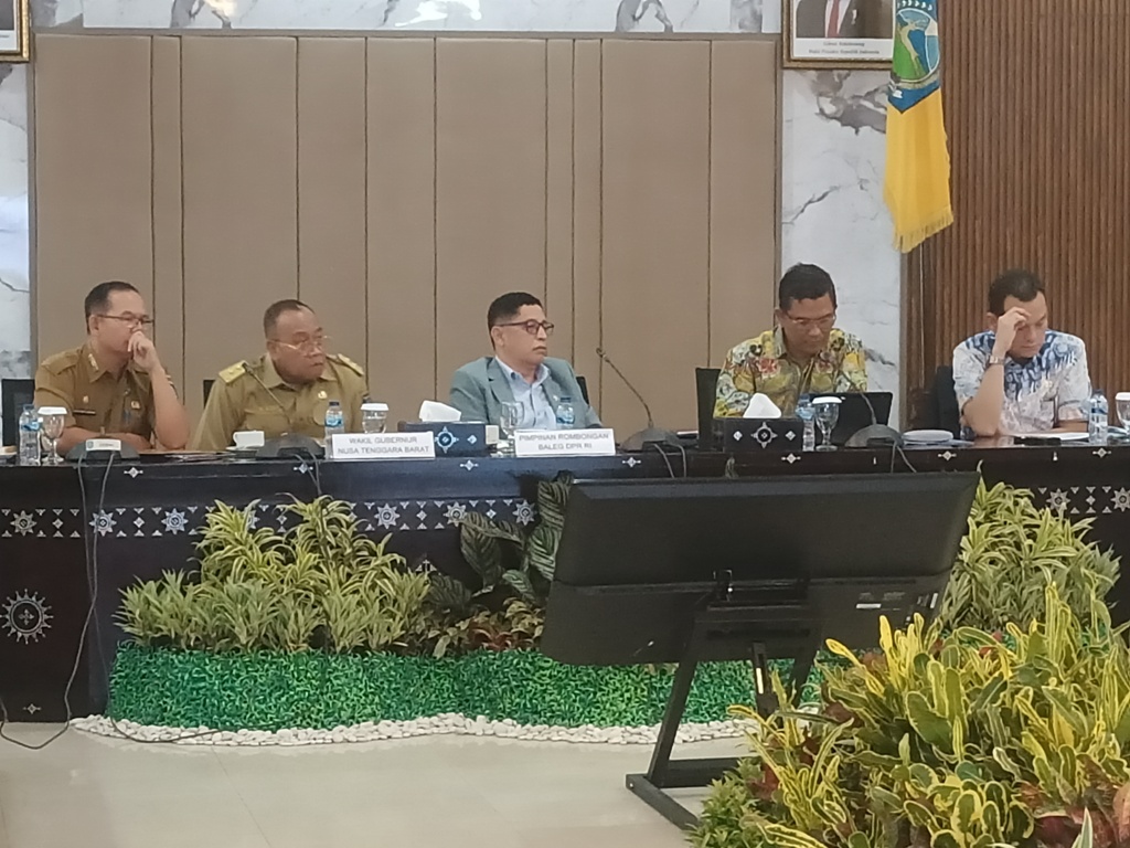 DENGAR PENDAPAT: Anggota Komisi IX DPR RI bersama Sekda NTB Lalu Gita Ariadi didampingi Disnaker NTB I Gede Putu Aryadi mendengarkan masukan atas RUU Perlindungan PMI di Pendopo Gubernur NTB.