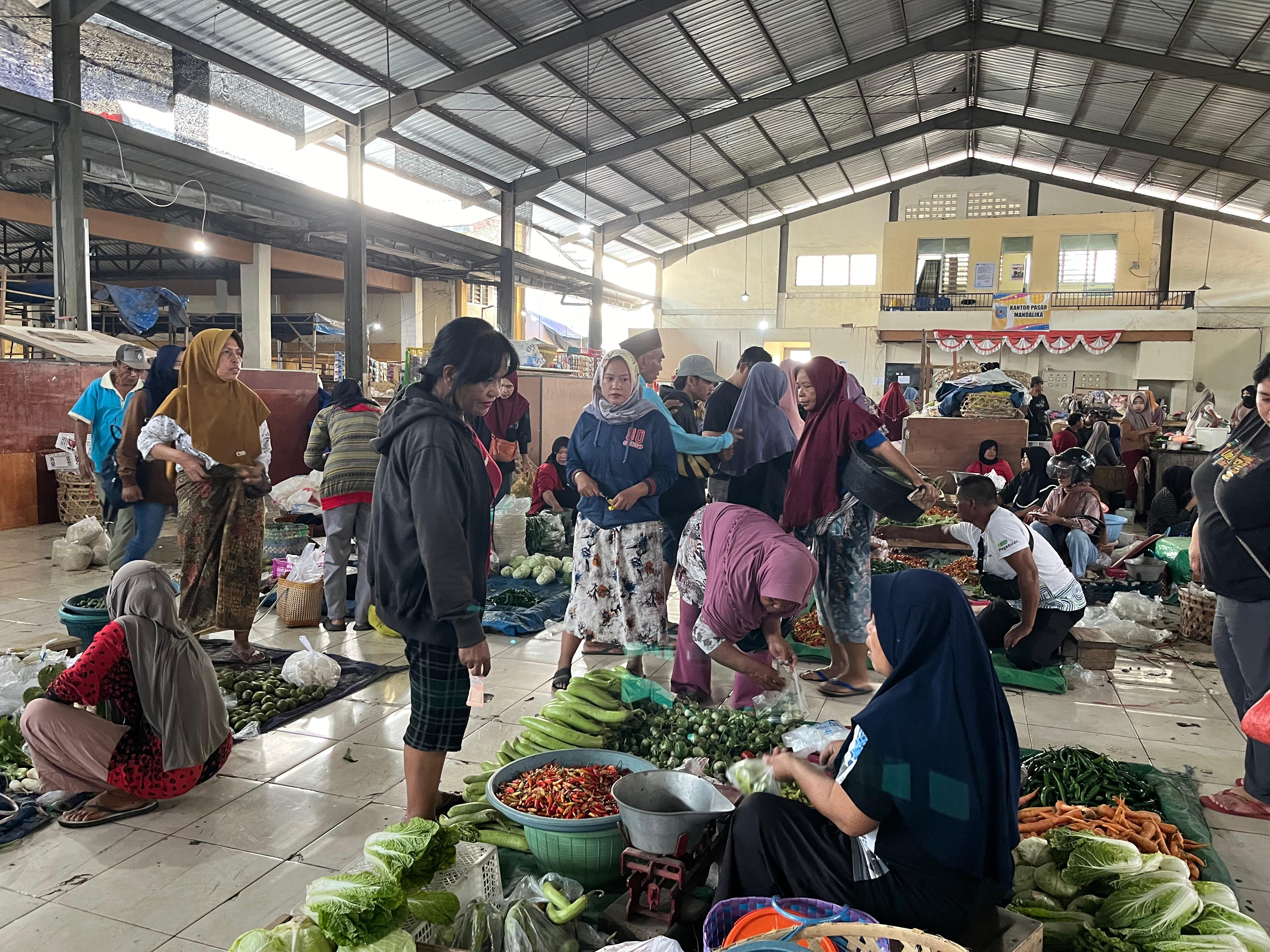 AKTIVITAS PASAR: Warga yang tengah berbelanja bahan pokok di Pasar Induk Mandalika, Mataram, Senin (24/2).