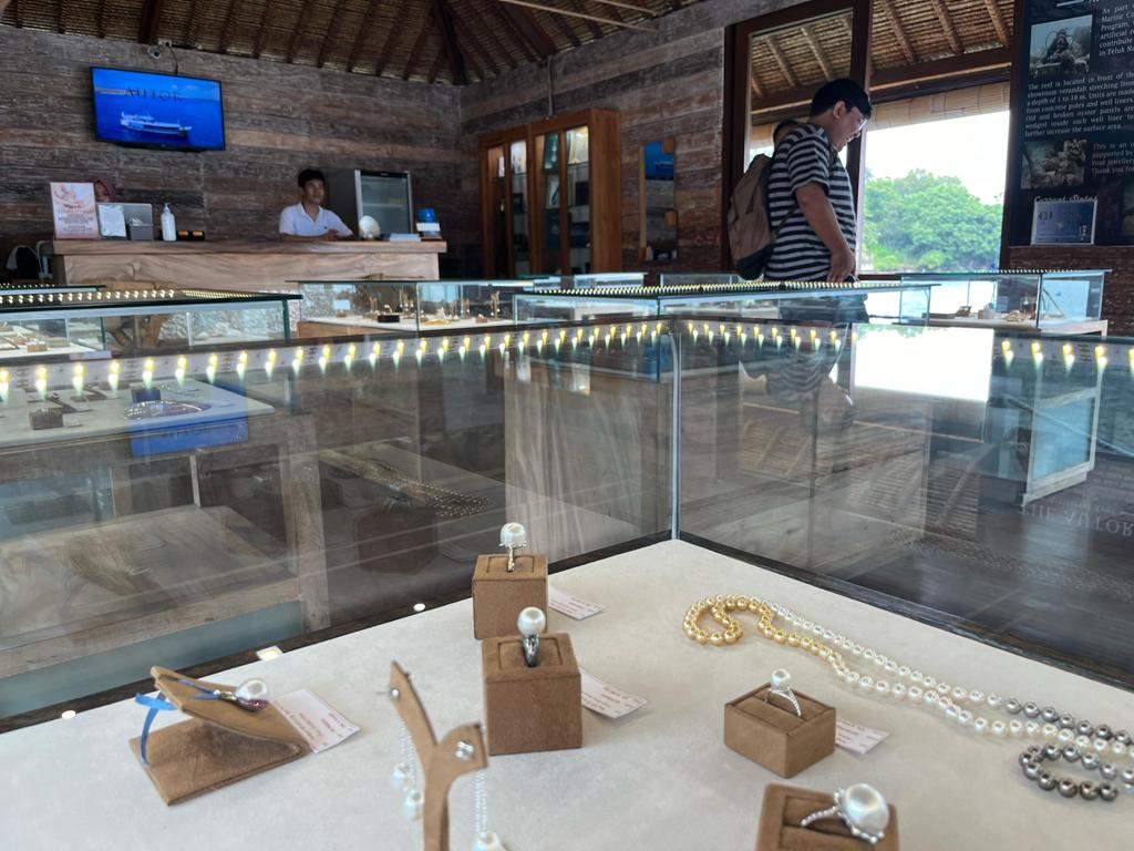 NILAI EKSPOR TERBESAR: Set perhiasan mutiara yang ada di showroom Autore Pearl Culture, Malaka, Lombok Utara.