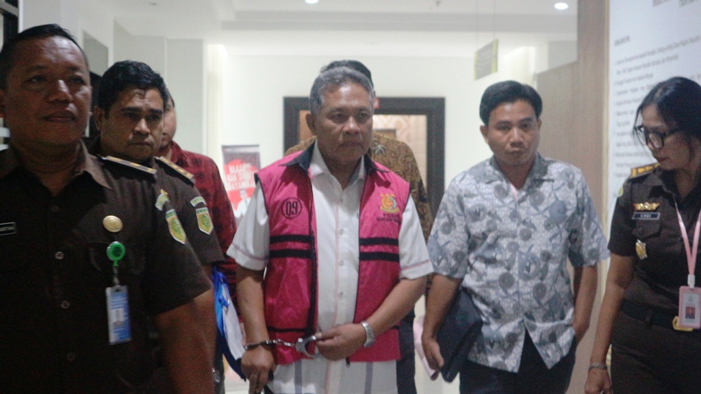DITAHAN: Mantan Bupati Lombok Barat Zaini Arony ditetapkan sebagai tersangka dan langsung ditahan penyidik Kejati NTB usai diperiksa, Senin (24/2).