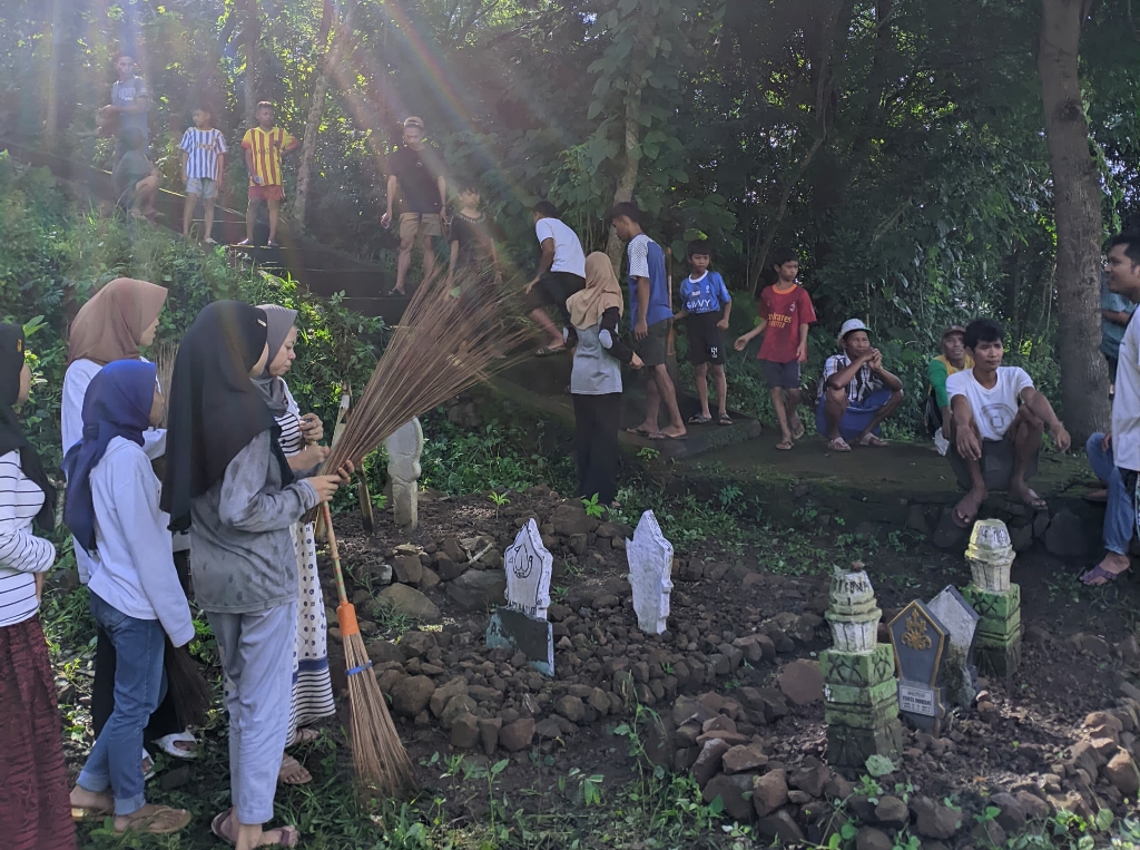 GOTONG ROYONG: Masyarakat Dusun Perenang, Desa Kabar Kecamatan Sakra saat melakukan gotong royong membersihkan kuburan dalam rangka menyambut bulan Ramadan, Senin (24/2).