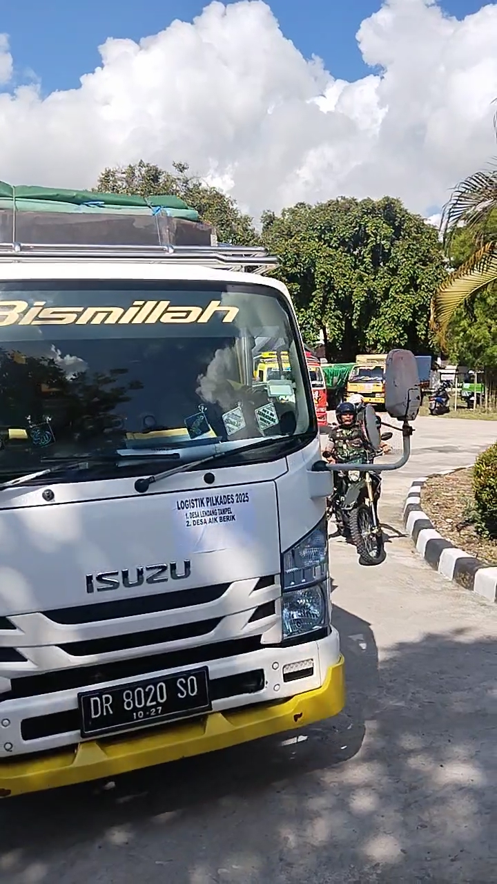 Pendistribusian logistik Pilkades Loteng 2025 pada 24 Desa di halaman kantor Dinas PMD Loteng, Selasa (26/2/2025).