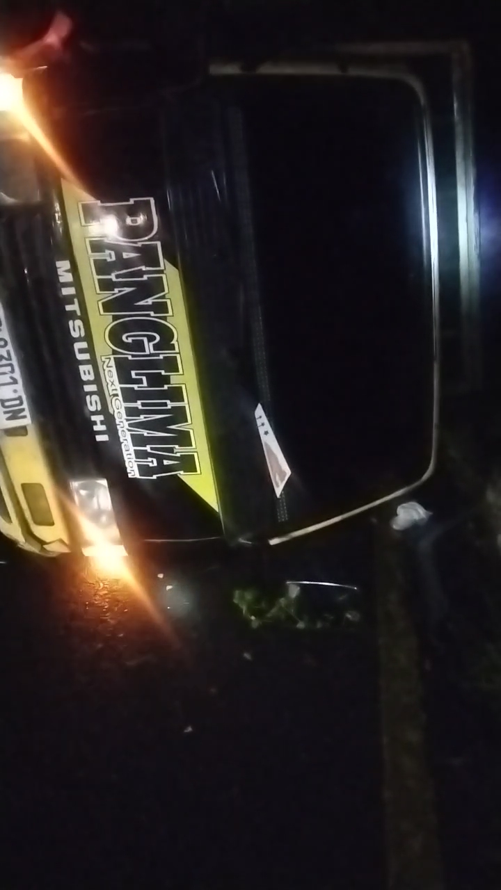 Truk pengangkut air terguling di jalan raya bypass Dusun Tandek, Desa Labulia, Kecamatan Jonggat, Lombok Tengah pukul 19.20 Wita.