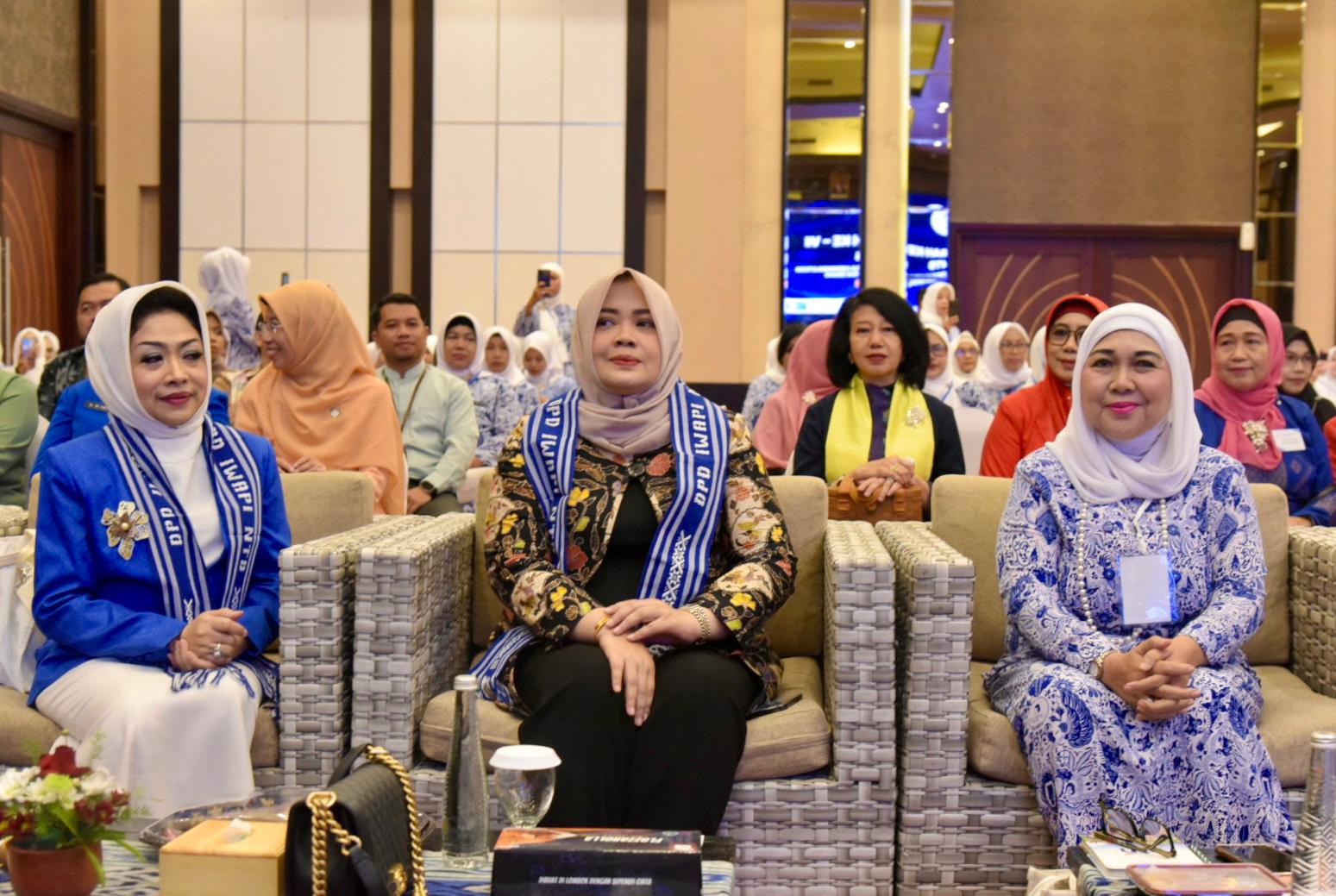 Wagub NTB Indah Dhamayanti Putri (tengah) didampingi Ketum IWAPI Nita Yudi (kiri) dan DK IWAPI NTB Baiq Diyah Ratu Ganefi (kanan) saat Musda ke-VII IWAPI NTB. (DISKOMINFOTIK NTB For Lombok Post)