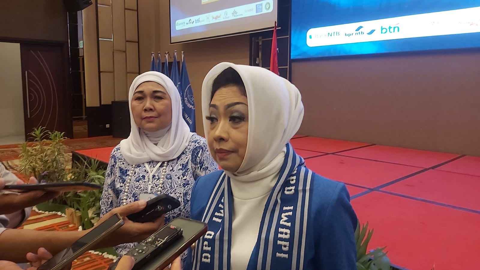 Ketua Umum IWAPI Nita Yudi didampingi  Dewan Kehormatan IWAPI NTB Baiq Diyah Ratu Ganefi saat wawancara usai pembukaan Musda IWAPI NTB. (NURUL/LOMBOK POST)