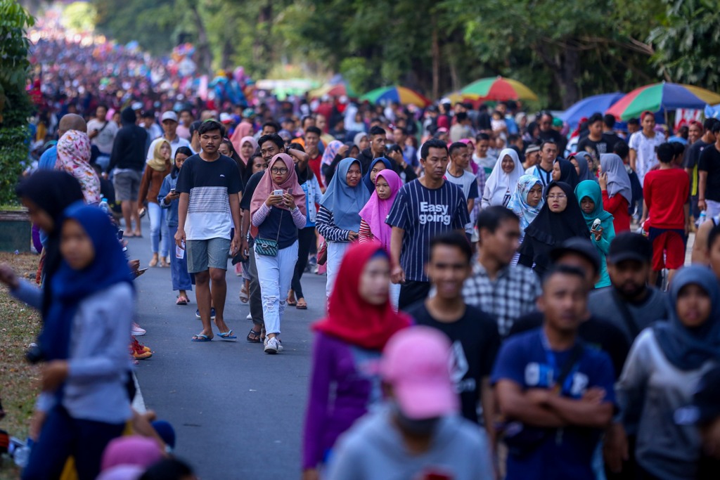 OLAHRAGA PAGI: Ramai masyarakat berjalan santai di Jalan Udayana saat Car Free Day. Selama Ramadan nanti, Pemkot Mataram memutuskan meniadakan Car Free Day.&nbsp;