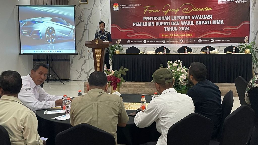 SAMBUTAN: Ketua KPU Kabupaten Bima Ady Supriadin saat menyampaikan sambutan dalam acara FGD di Ruma Dining, Senin (24/2).