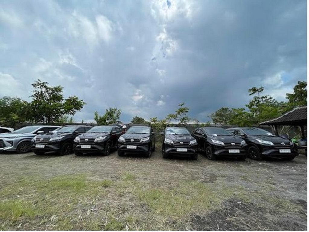 DITARIK: Pihak penyedia layanan sewa kendaraan dinas untuk KPU Kota Mataram tengah mengecek kondisi, Senin (24/2).