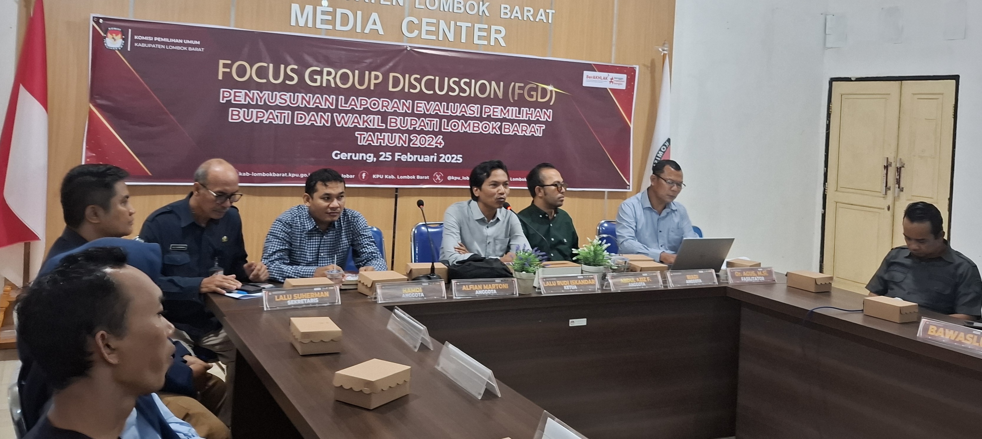EVALUASI: Komisioner KPU Lobar menggelar FGD sebagai evaluasi pelaksanaan Pilkada Lobar 2024 lalu.