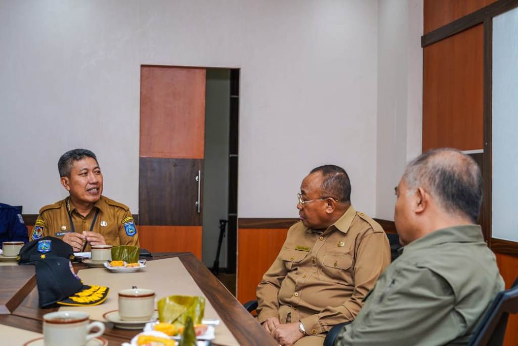 RAPAT: Kadispora NTB Tri Budiprayitno (kiri) berdiskusi dengan Sekda NTB Lalu Gita Ariadi di ruang rapat sekda, Selasa (25/2).
