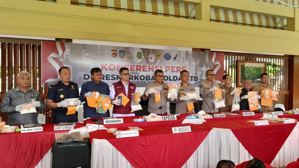 KOMITMEN BERANTAS NARKOBA: Kapolda NTB Irjen Pol Hadi Gunawan bersama Kepala BNN NTB Brigjen Pol Marjuki beserta jajaran saat menggelar konferensi pers pengungkapan kasus narkoba, Selasa (25/2).