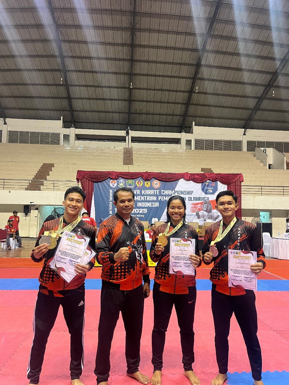 Karateka NTB meraih medali emas dan perak dalam Kejuaraan Karate Kemenpora RI 2025, belum lama ini.
