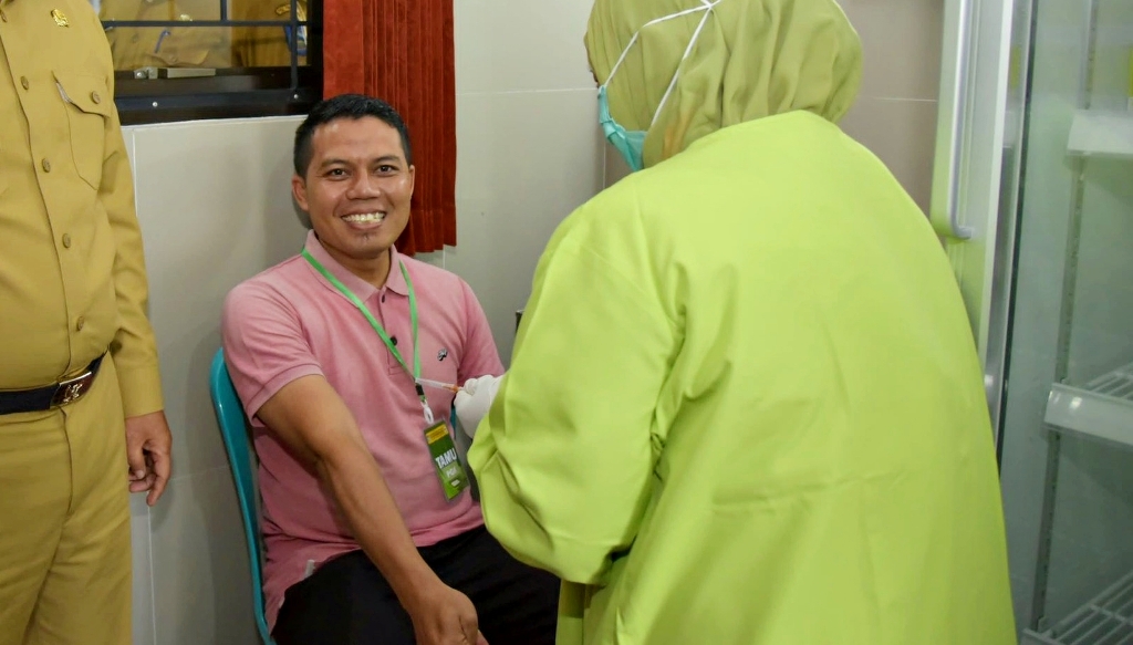 HADIAH DARI NEGARA: Seorang warga yang berulang tahun, menjalani proses pemeriksaan kesehatan gratis di Puskesmas Perampuan, Lombok Barat, beberapa waktu lalu.