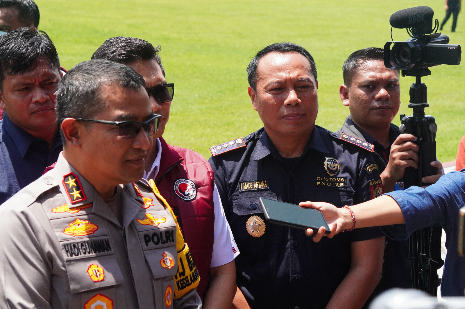 BERANTAS NARKOBA: Kapolda NTB Irjen Pol Hadi Gunawan bersama Kepala Bea Cukai Mataram I Made Aryana saat memberikan keterangan kepada wartawan.