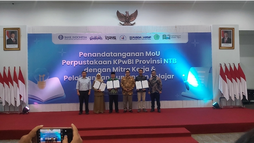 TINGKATKAN LITERASI dan DIGITALISASI: Bank Indonesia Perwakilan Provinsi NTB bersama mitra kerja sama dalam meningkatkan jangkauan perpustakaan di daerah ini. (NURUL/LOMBOK POST)