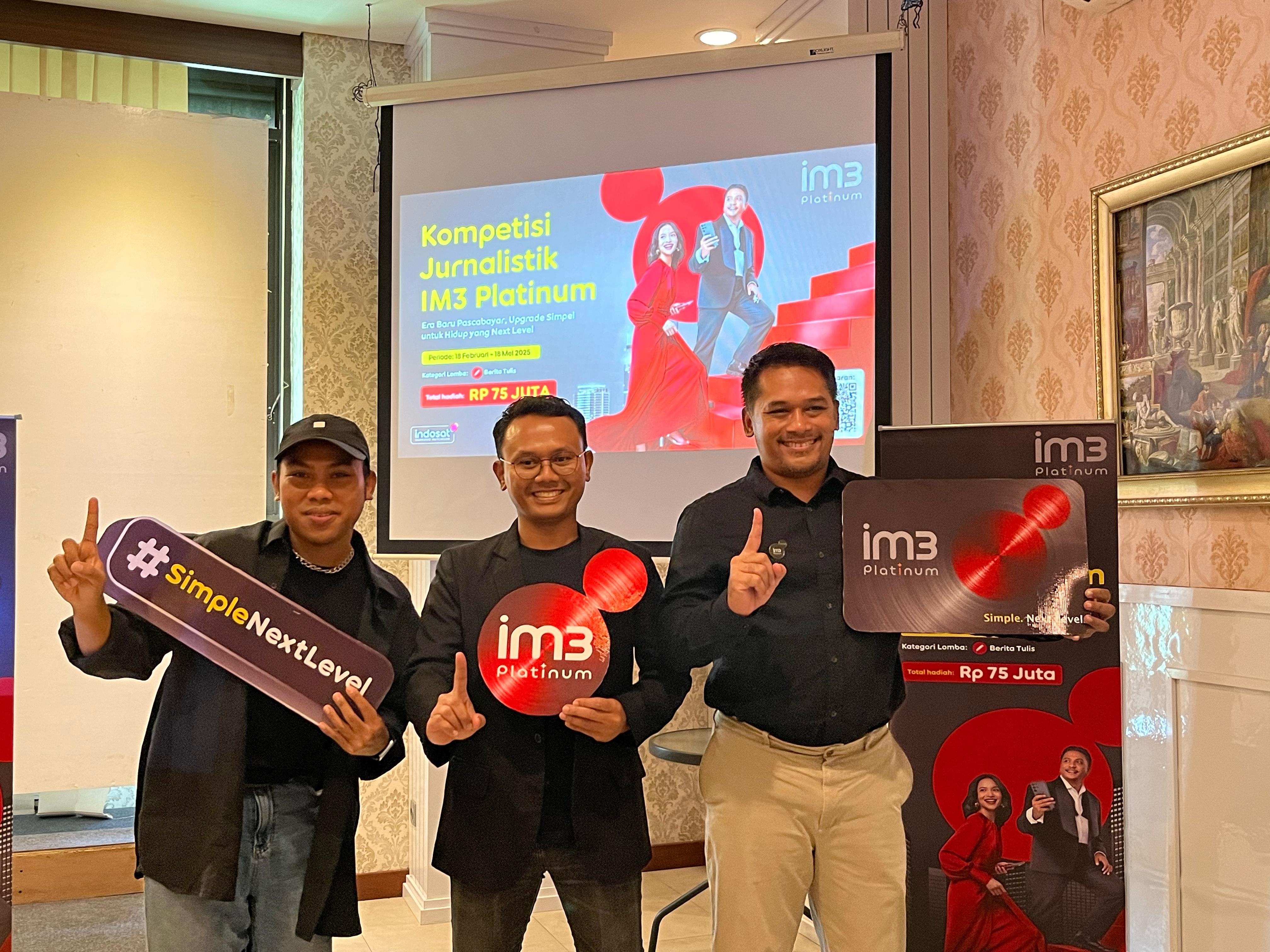 Head of Postpaid Bali Nusra IOH Reinza Syafruddin (kanan) berfoto bersama usai pengenalan IM3 Platinum di Mataram, Rabu (26/2).