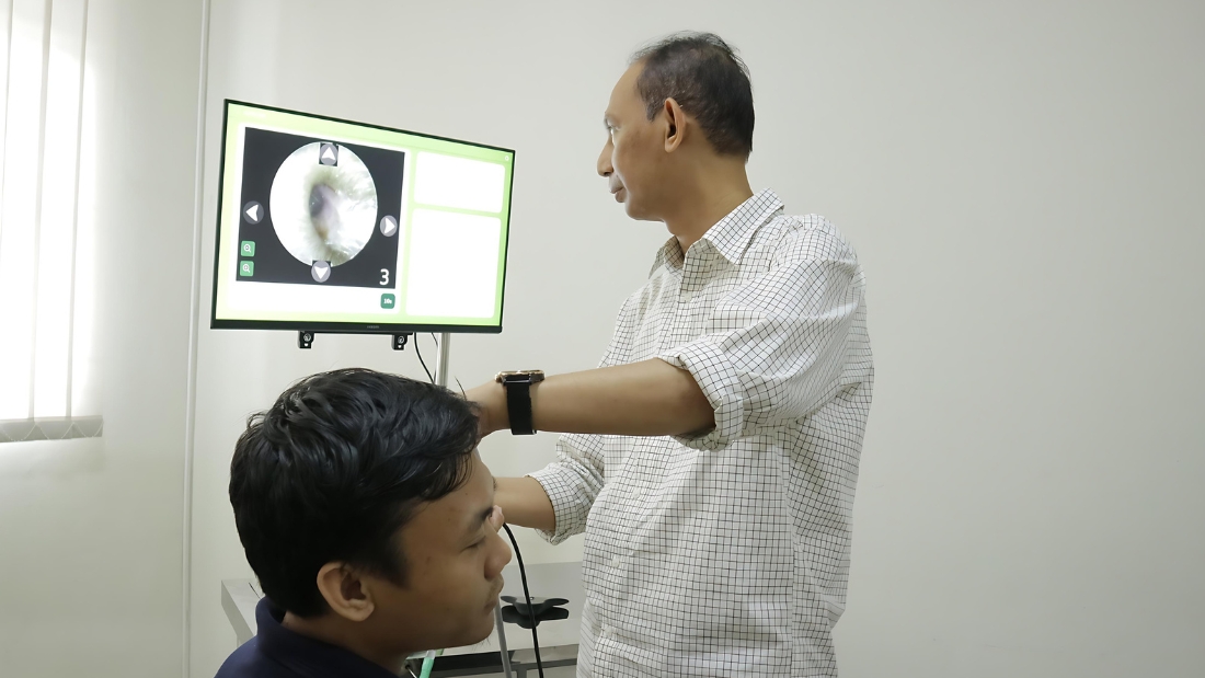 Prof. Dr. dr. Hamsu Kadriyan, Sp.THT-KL (K), M.Kes mempraktikkan cara kerja Smart ENT. (Istimewa/Lombok Post)