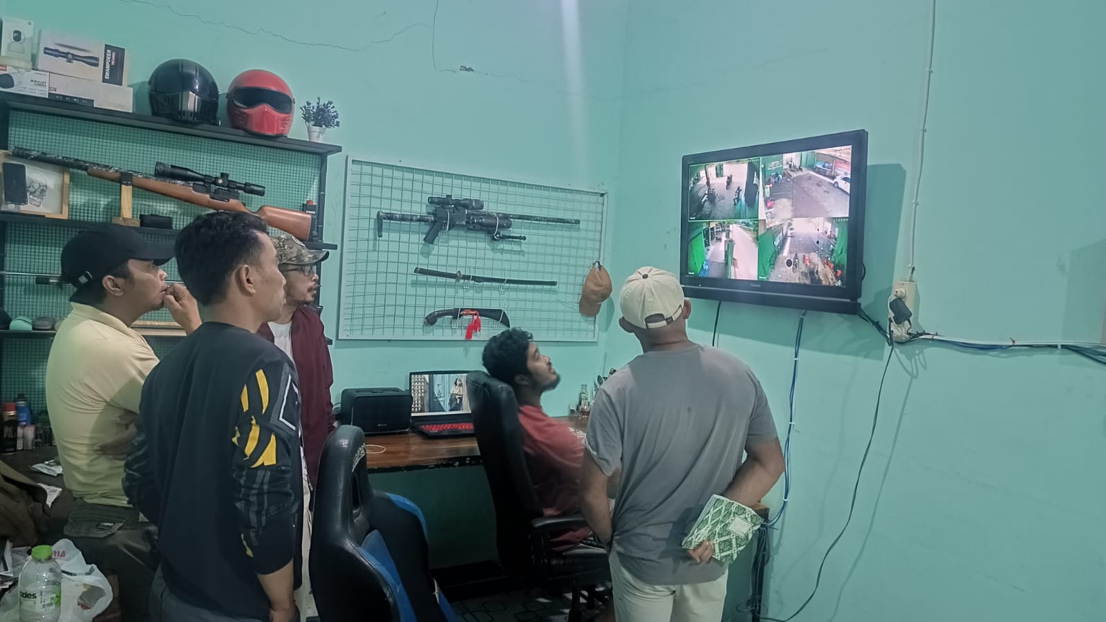 Penyidik Satreskrim Polres Bima Kota saat mengecek kamera CCTV di sekitar lokasi penembakan korban Muamar, Rabu (26/2). (Istimewa/Lombok Post)