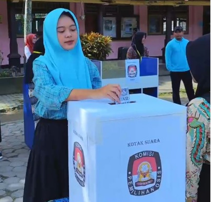 PILKETOS: Siswa SMPN 19 Mataram menggunakan hak suaranya pada Pilketos di halaman sekolah setempat, pekan lalu.