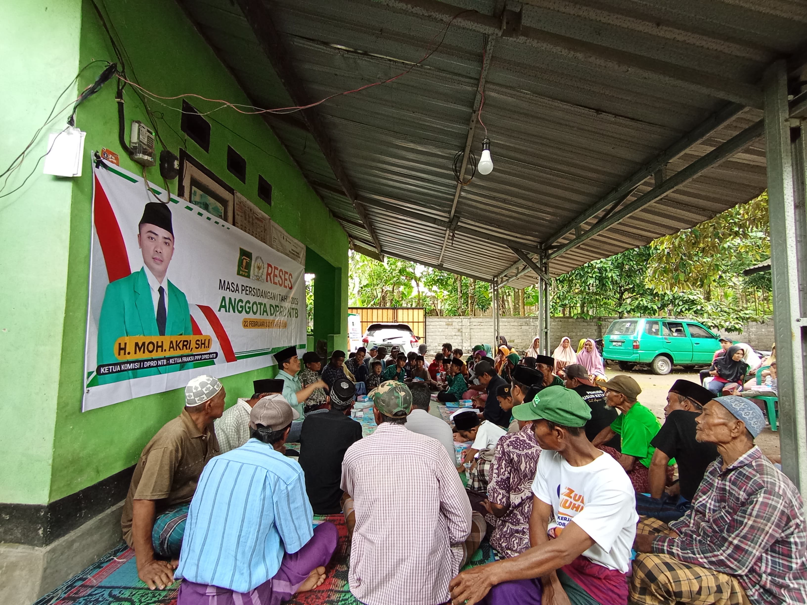 TAMPUNG ASPIRASI: Sejumlah warga sedang mengikuti kegiatan reses Anggota DPRD NTB Muhammad Akri di Kecamatan Kopang, Kabupaten Lombok Tengah, Selasa (25/2).