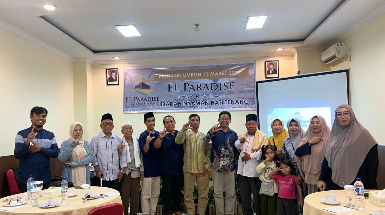 MANASIK UMROH: Para jamaah El Paradise Travel Umroh dan Haji yang melakukan manasik umroh untuk pemberangkatan di bulan suci Ramadan, di Mataram, Kamis (27/2).