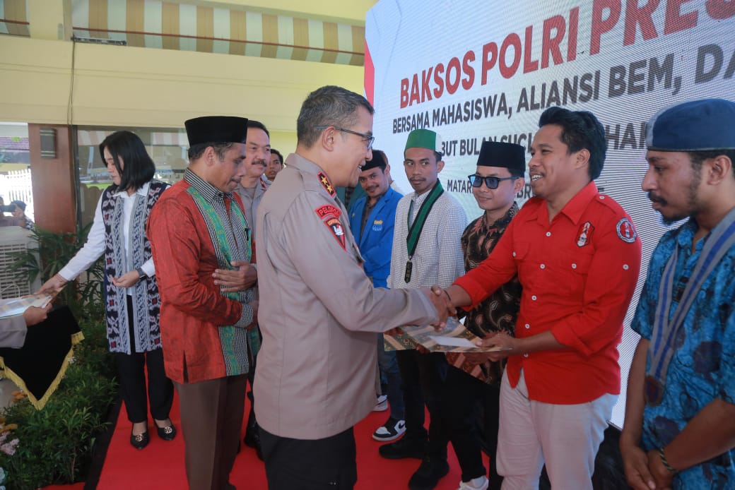 Kapolda NTB Irjen Pol Hadi Gunawan menyerahkan bantuan kepada perwakilan mahasiswa dalam kegiatan baksos di Tribun Bhara Daksa Polda NTB, Kamis (27/2).