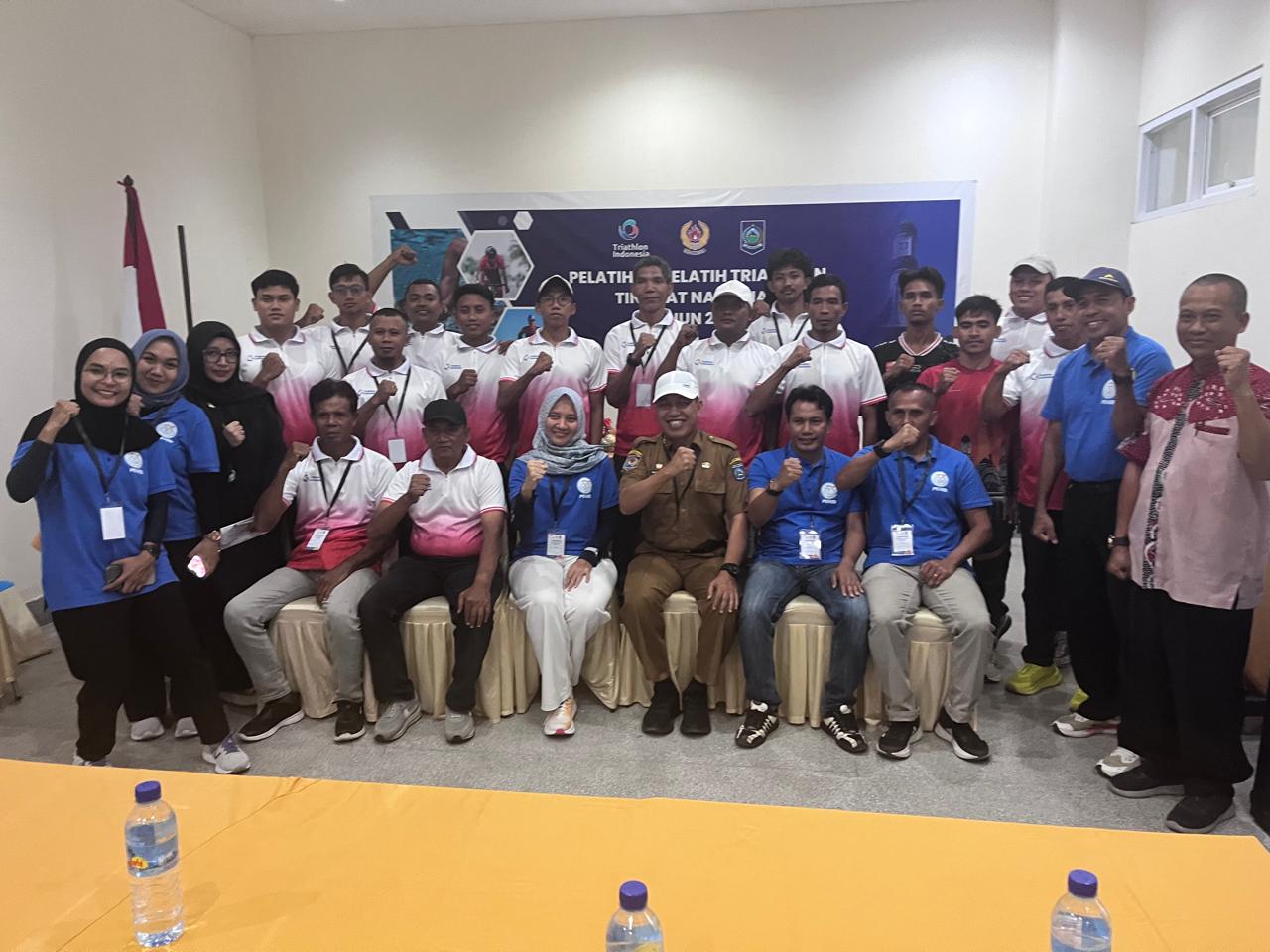 PENINGKATAN KAPASITAS: Puluhan pelatih bersama Ketua Pengprov FTI NTB Baiq Elok Megawati dan Kepala Dispora NTB Tri Budiprayitno usai pembukaan pelatihan pelatih nasional.