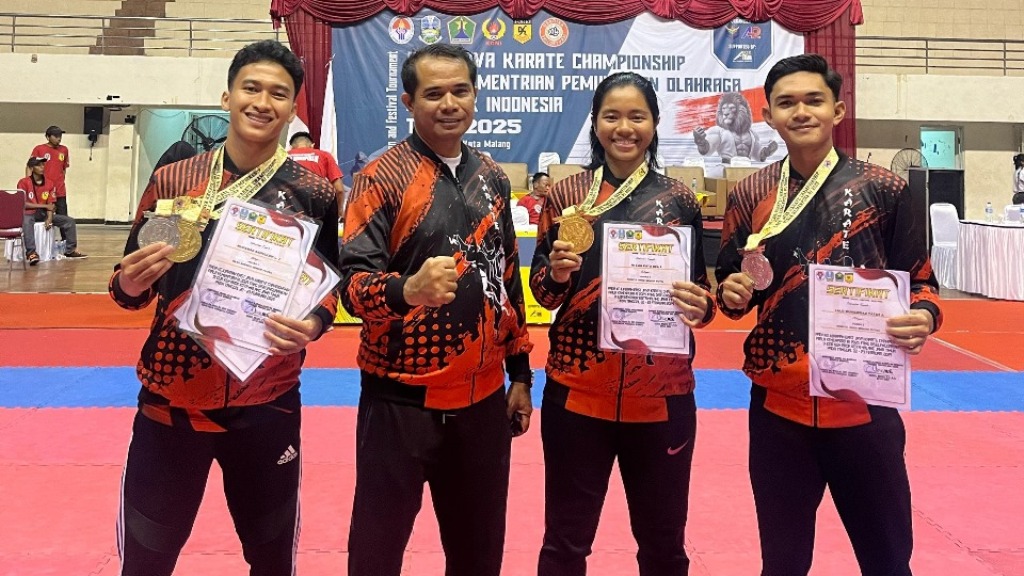 JUARA UMUM: Karateka NTB meraih medali emas dan perak dalam Kejuaraan Karate Kemenpora RI 2025, belum lama ini.