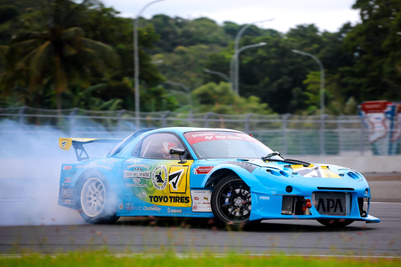 JAJAL LINTASAN: Penampilan Niti Racing Team menggunakan Mazda RX-7 saat Track Day di Sirkuit Internasional Mandalika, Loteng.