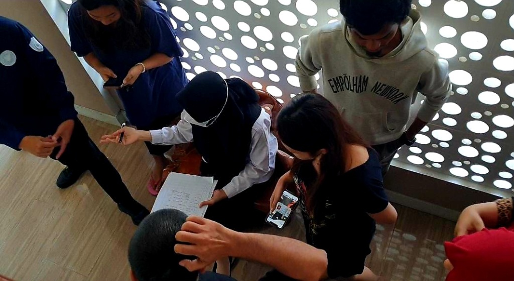 CEGAH PENYALAHGUNAAN NARKOBA: Sejumlah penghuni kos di wilayah Cakranegara saat dirazia petugas BNN Kota Mataram.