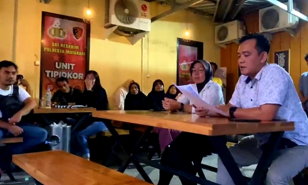WAJIB LAPOR: Sejumlah anak yang menjadi saksi kasus penganiayaan saat diperiksa polisi di depan orang tuanya.
