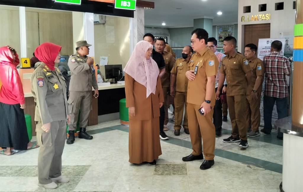 SIDAK LAYANAN PUBLIK: Wabup Nurul Adha didampingi Direktur RSUD Tripat dr Suriyadi meninjau kondisi pelayanan kesehatan di RSUD Tripat.