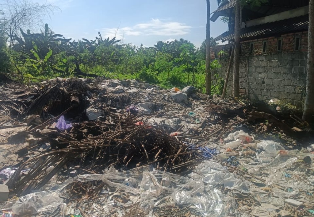 GANGGU PEMANDANGAN: Berbagai jenis sampah menumpuk di sisi Timur RTH Udayana.