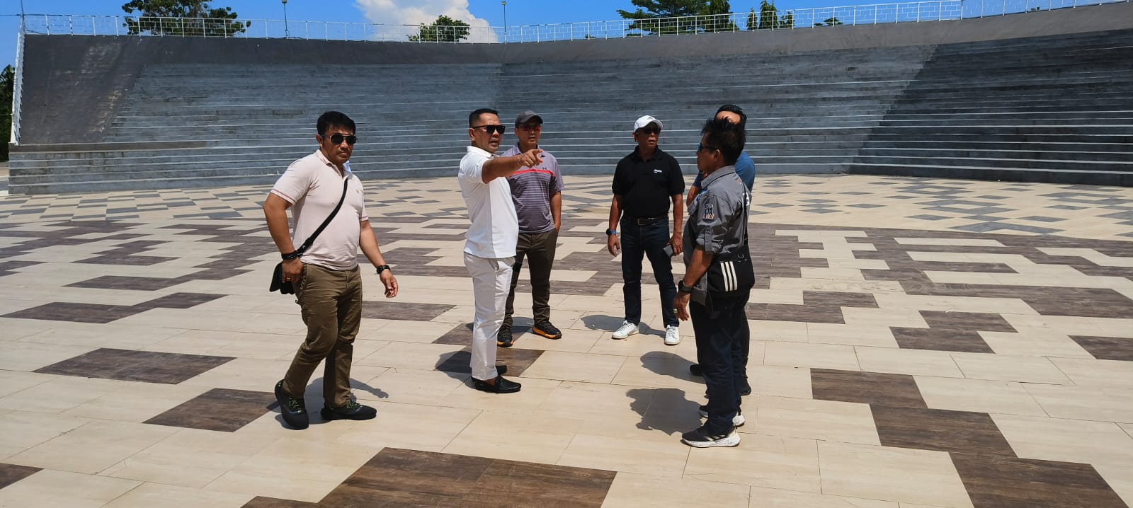 DAPAT LAMPU HIJAU: PB MI bersama KONI NTB dan KONI Mataram meninjau Teras Udayana yang akan dijadikan venue cabor muaythai pada PON 2028.