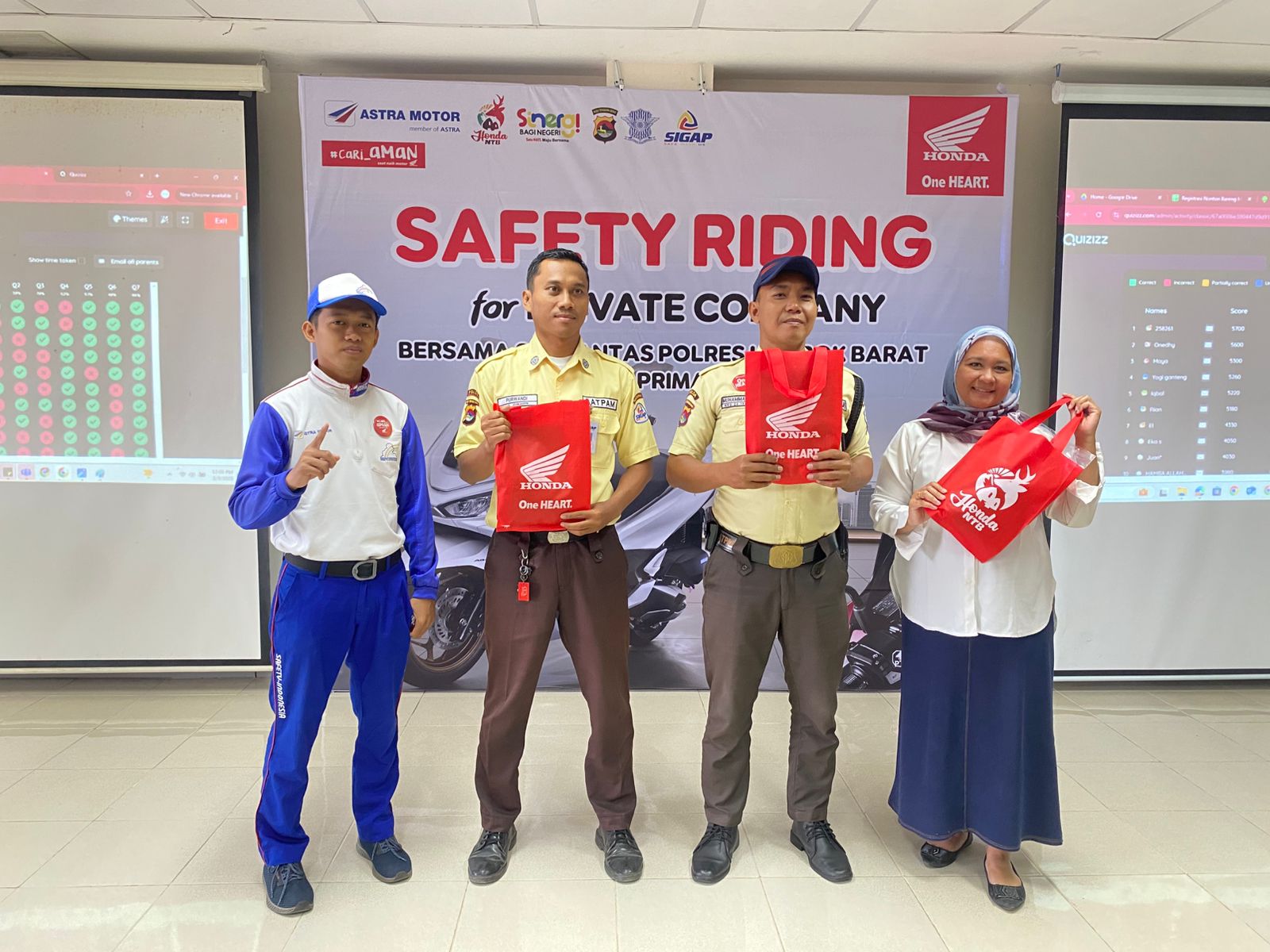 Bagi bagi hadiah tim safety riding Astra Motor NTB bersama peserta. (Honda for Lombok Post)