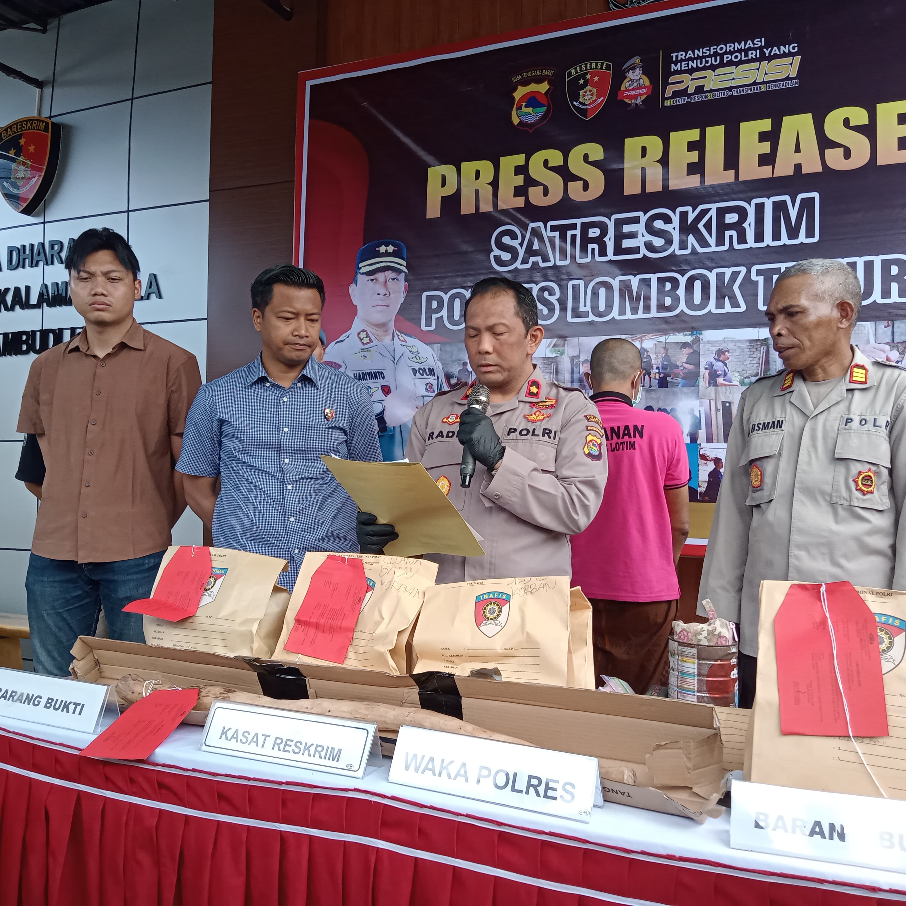KETERANGAN PERS: Wakapolres Lotim Kompol Raditya Suharta memberikan keterangan kepada awak media terkait pembunuhan perempuan di Pringgabaya, Lotim.