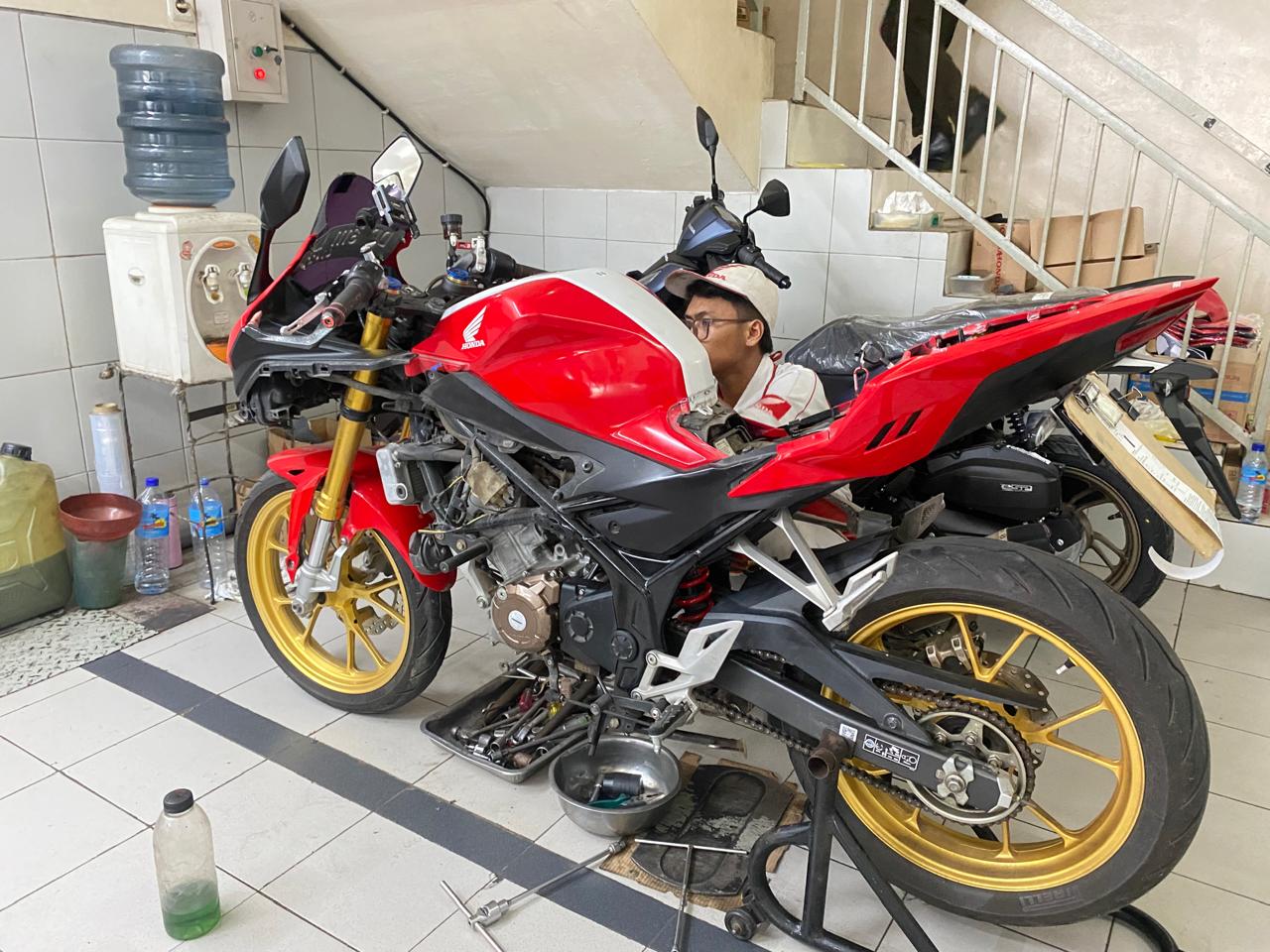 CEK KESEHATAN KENDARAAN: Teknisi service Honda saat melakukan pengecekan keselamatan kendaraan di salah satu bengkel Honda.